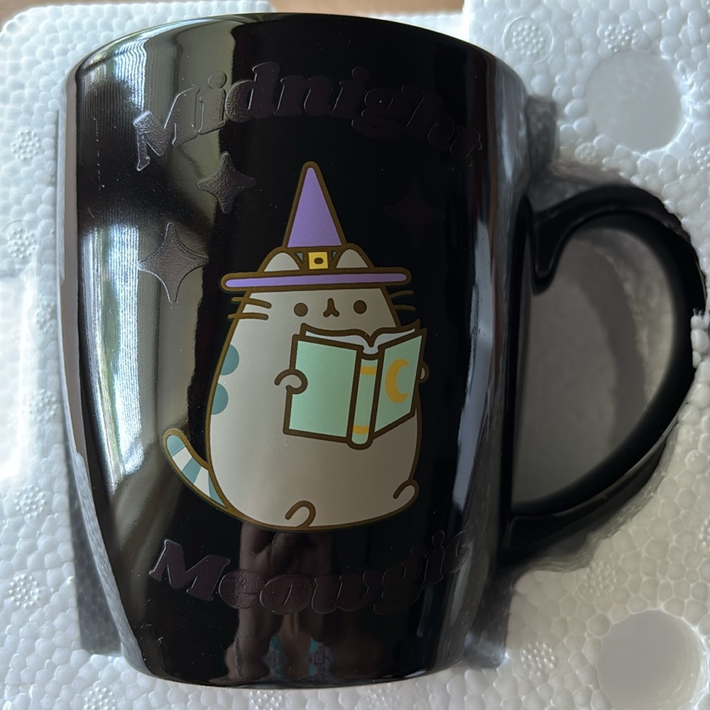 Pusheen Midnight Meowgic Heat Changing Mug - Picture 4 of 5